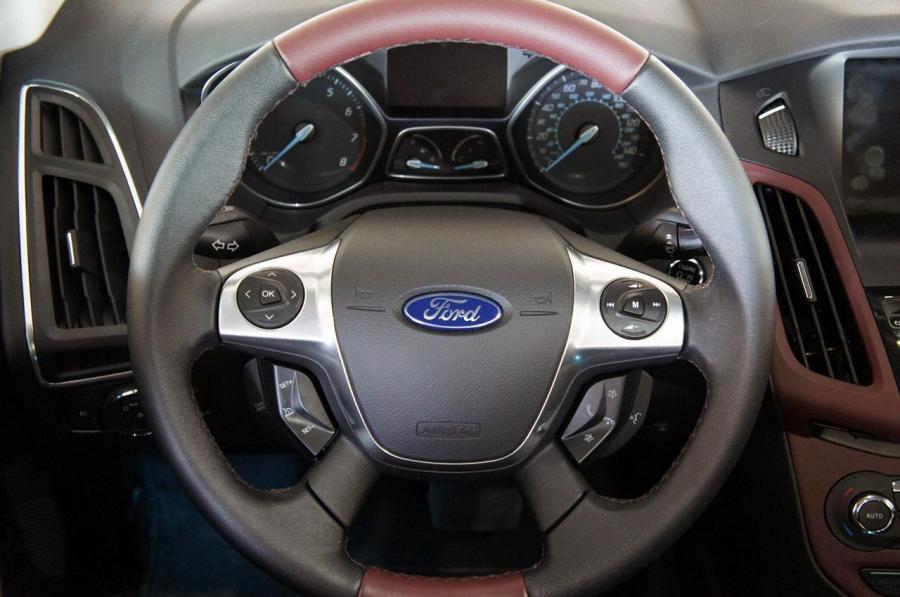  Ford Focus Titanium 2012 года  (фото 19 из 37)